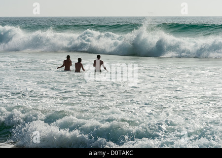 Trois adolescents s'amusant dans la mer agitée de la côte portugaise, comporta, Portugal Banque D'Images