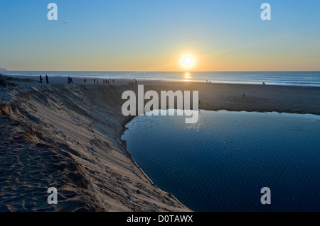 Coucher de soleil sur la plage de Lagoa de Albufeira, Sesimbra, Portugal Banque D'Images