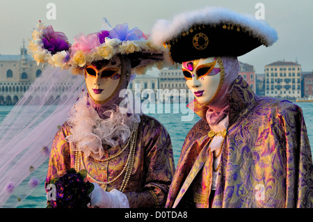 Les participants masqués donnent sur le Grand Canal en face de l'église de San Giorgio Maggiore à Venise pendant le carnaval annuel Banque D'Images