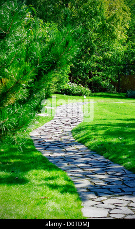 Chemin de jardin pavé avec une pierre naturelle dans un jardin d'automne Banque D'Images