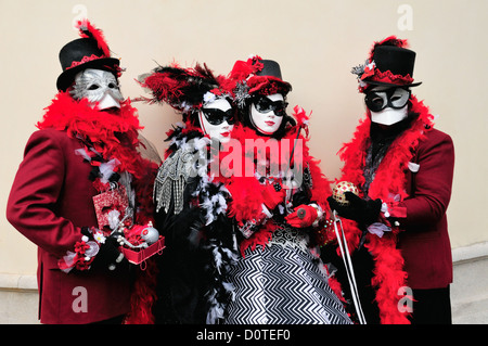 Les participants masqués au Campo Santa Maria Formosa pendant le Carnaval de Venise, Italie Banque D'Images