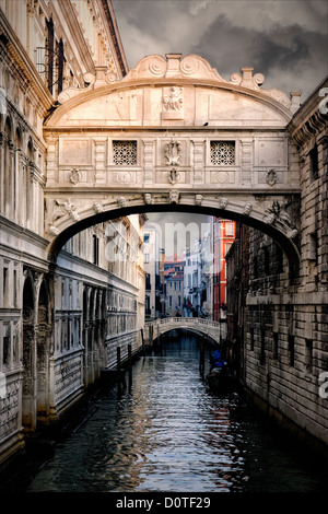 Le Pont des Soupirs passe sur le rio di Palazzo et relie la nouvelle prison pour les salles d'interrogatoire au Palais des Doges. Banque D'Images