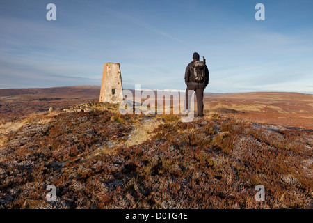 Walker sur le sommet Cronkley ont chuté avec le haut des collines Pennine Cross est tombé et la Dun Fells derrière Teesdale County Durham UK Banque D'Images