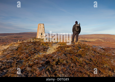 Walker sur le sommet Cronkley ont chuté avec le haut des collines Pennine Cross est tombé et la Dun Fells derrière Teesdale County Durham UK Banque D'Images