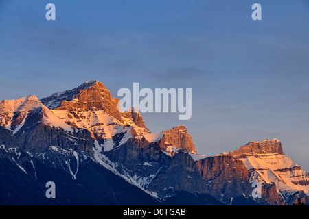 Matin nuages sur les trois Sœurs vont à l'aube, le parc national Banff (Canmore), Alberta, Canada Banque D'Images