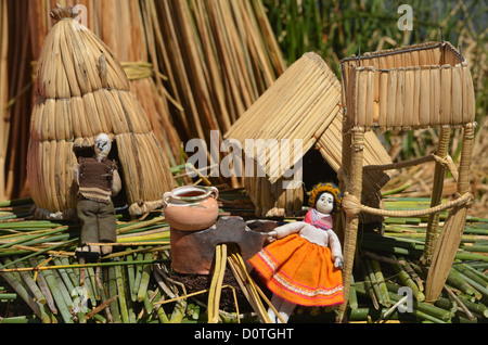 Modèle d'un village traditionnel sur les îles flottantes Uros du Lac Titicaca Banque D'Images