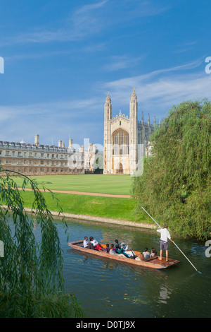 Plates sur la rivière Cam au King's College de Cambridge, Angleterre Banque D'Images