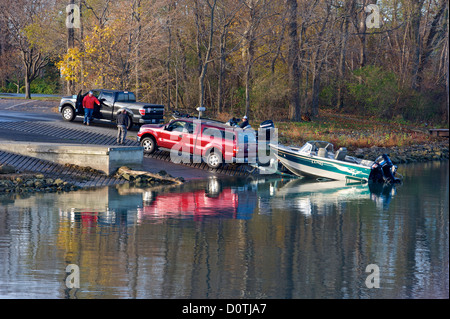 Bateaux sur une rampe d'être lancé dans l'eau pour une pêche sportive Banque D'Images