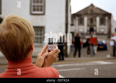 Femme mature de prendre une photo numérique avec son appareil photo compact, Août 2006 Banque D'Images