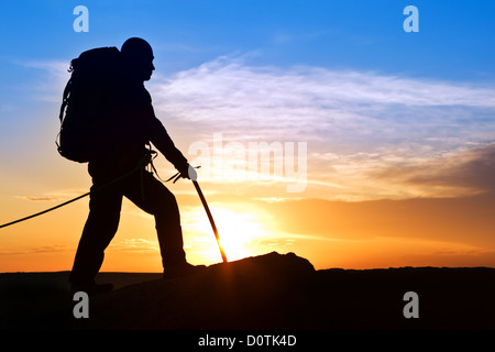 Silhouette de la rock-climber sur soleil levant en arrière-plan Banque D'Images