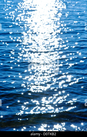 Réflexion du ciel et du soleil dans les vagues Banque D'Images