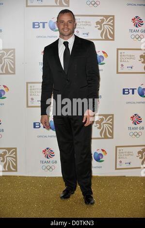 Londres, Angleterre. Le 30 novembre 2012. Oscar Pistorius - Athlète paralympique sud-africain arrive à la BT British Olympic Ball du Grosvenor House Hotel, Park Lane. Banque D'Images