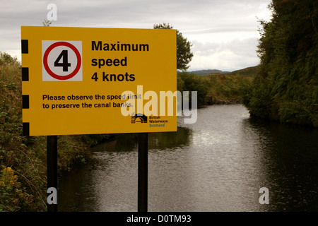 Signe de la limite de vitesse sur un canal à Lochgilphead près de Crinan en Ecosse Banque D'Images