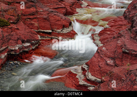 Le Red Rock Creek qui coule à travers les sédiments érodés des argilites de Red Rock Canyon, Waterton Lakes National Park, Alberta, Canada Banque D'Images