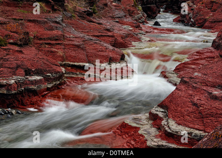 Le Red Rock Creek qui coule à travers les sédiments érodés des argilites de Red Rock Canyon, Waterton Lakes National Park, Alberta, Canada Banque D'Images