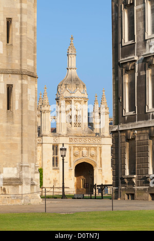 King's College gatehouse vu de l'arrière pelouse, Cambridge, Angleterre Banque D'Images