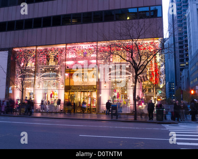 Magasin Juicy Couture au crépuscule avec maison de décorations saisonnières, Fifth Avenue, NYC Banque D'Images