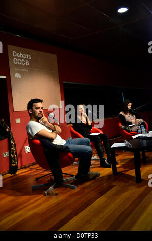 Barcelone, Espagne. Le 30 novembre 2012. Photographe Samuel Aranda, lauréat du World Press Photo 2011, dans la conférence parle du Printemps arabe dans le centre de la culture variée de Barcelone, la nuit du 30er novembre 2012, avec (de rleft à droite, journaliste Mayte Carrasco -spécialiste en révolutions arabes- et Leyla Nachawati -activiste des droits de l'homme Comuncations et professeur à l'Université Carlos III de Madrid). Banque D'Images