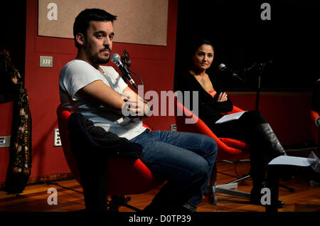 Barcelone, Espagne. Le 30 novembre 2012. Photographe Samuel Aranda, lauréat du World Press Photo 2011, dans la conférence parle du Printemps arabe dans le centre de la culture variée de Barcelone, la nuit du 30er novembre 2012, avec le journaliste Mayte Carrasco -spécialiste en révolutions arabes. Banque D'Images