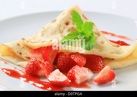 La crêpe avec des fraises fraîches et coulis Banque D'Images