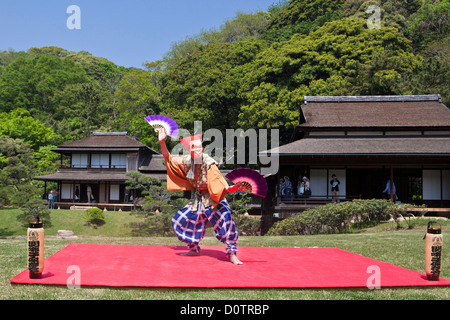 Le Japon, Asie, vacances, voyage, Yokohama, Sankei-en, Jardin, traditionnelle, des costumes, de la danse, de l'interprète Banque D'Images