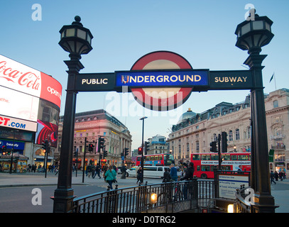 UK, Grande-Bretagne, Europe, vacances, voyages, Angleterre, Londres, ville, Piccadilly Circus, lieu, métro, métro, signe de monde Banque D'Images