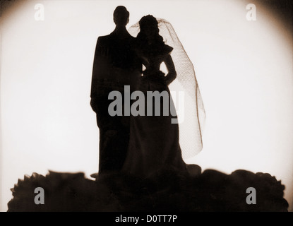 Bride & groom sur décoration gâteau de mariage silhouette, ©mak Banque D'Images