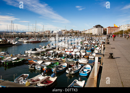 Bateaux de pêche au port de plaisance Puerto Chico Santander Cantabrie Espagne Banque D'Images