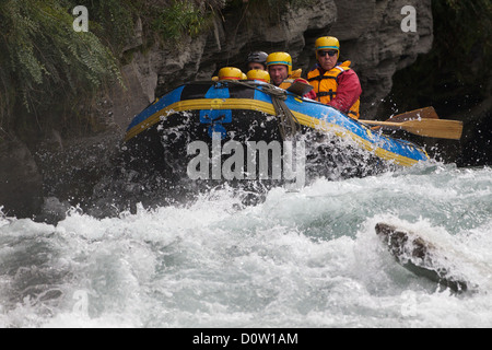 Les rafteurs naviguer un rapide sur la Shotover River près de Queenstown. L'île du Sud, Nouvelle-Zélande Banque D'Images