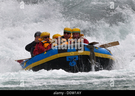 Les rafteurs naviguer un rapide sur la Shotover River près de Queenstown. L'île du Sud, Nouvelle-Zélande Banque D'Images