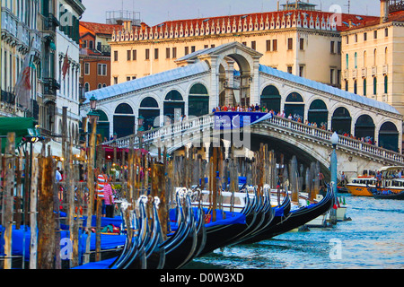 L'Italie, l'Europe, voyage, Venise, le Rialto, le pont, l'architecture, bateau, canal, couleurs, gondoles, Canal Grande, le tourisme, l'Unesco, Banque D'Images
