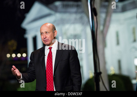 Lloyd Blankfein, président-directeur général de Goldman Sachs parle à l'extérieur de la Maison Blanche. Banque D'Images
