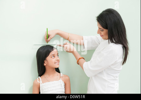 La mesure de la femme sa fille hauteur Banque D'Images