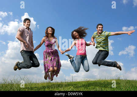 Bénéficiant d'amis dans un jardin, Gurgaon, Haryana, Inde Banque D'Images