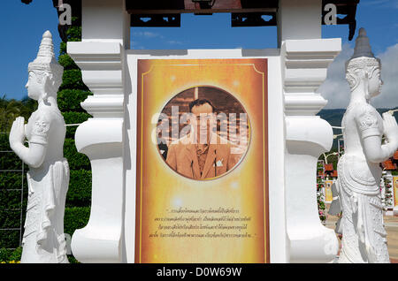 Chiang Mai, Thaïlande. 1er décembre 2012. Un portrait de Sa Majesté le Roi Bhumibol Adulyadej de Thaïlande, sur la flore à Fest le samedi 1 décembre. Le monde le plus longuement en chef de l'Etat (66 ans) a son 85e anniversaire le 5 décembre. La flore Fest est organisée en son honneur. Crédit : Ian Cruickshank / Alamy Live News Banque D'Images