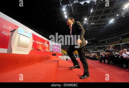 Athènes, Grèce. Le 30 novembre 2012. Alexis Tsipras va à la tribune lors de la conférence nationale de la coalition de gauche SYRIZA en Grèce, Athènes le 30/11/2012. L'objectif de la conférence est de faire de la coalition SYRIZA en une seule partie. Banque D'Images