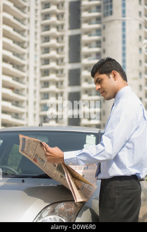 Woman, à côté d'une voiture, Gurgaon, Haryana, Inde Banque D'Images