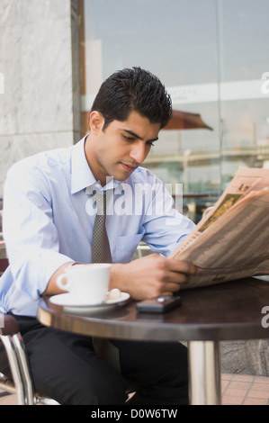 Woman at a sidewalk cafe, Gurgaon, Haryana, Inde Banque D'Images