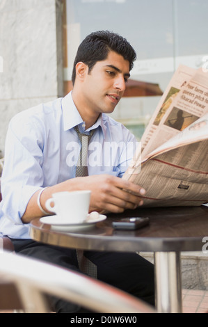 Woman at a sidewalk cafe, Gurgaon, Haryana, Inde Banque D'Images