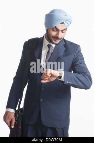 Businessman checking le temps Banque D'Images