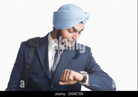 Businessman checking le temps Banque D'Images