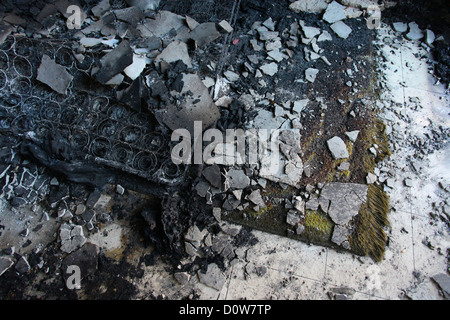 Des dégâts sont observés lors d'une maison brûlée dans le kibboutz Beit Oren en montagne de Carmel Israël Banque D'Images
