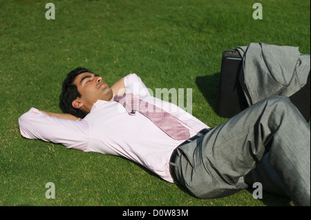 Businessman se reposant dans un parc, Gurgaon, Haryana, Inde Banque D'Images