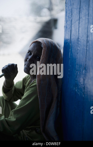 Femme fumant un narguilé pipe, Farrukh Nagar, Gurgaon, Haryana, Inde Banque D'Images