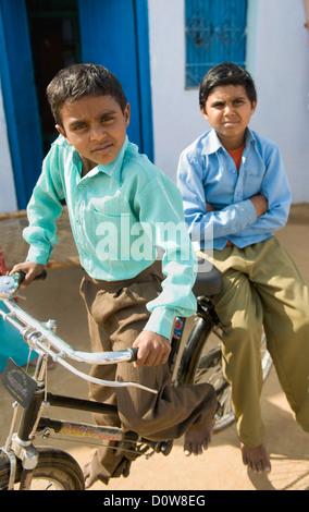 Portrait de deux garçons vélo, Farrukh Nagar, Gurgaon, Haryana, Inde Banque D'Images