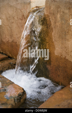 Les eaux s'écoulent d'un puits tubulaire réservoir, Farrukh Nagar, Gurgaon, Haryana, Inde Banque D'Images