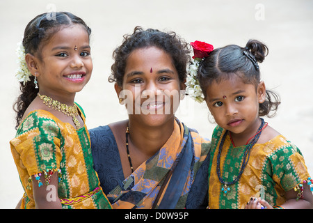 Smiling happy mère indienne et des filles habillés. L'Andhra Pradesh, Inde Banque D'Images
