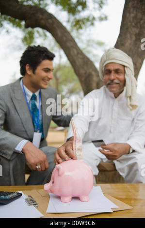 Conseiller financier d'expliquer à un agriculteur au sujet de l'agriculture, de prêt, de l'Haryana, Inde Hasanpur Banque D'Images