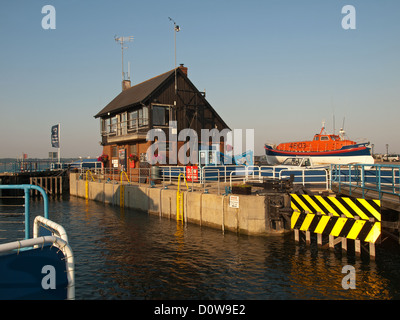 Hythe Marina Lock et Office Southampton England UK Banque D'Images