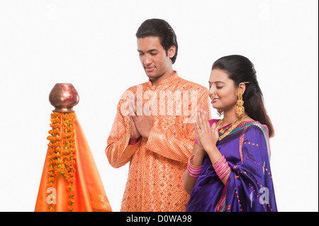 Couple priant sur Gudi Padwa festival Banque D'Images